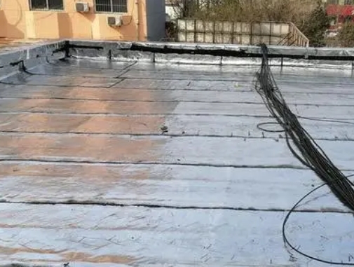 冷水江卫生间漏水维修公司分享下冷水江屋面楼顶防水刚性防水层施工要点。